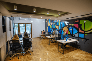 Coworking u No Limit Hub-u: velika sala u centru Niša sa ljudima koji rade za laptopovima